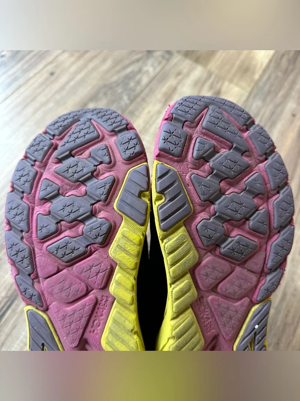 Hoka Arahi 6 Womens Running Shoes Black Pink Yellow Cushioned Size 10 B Medium